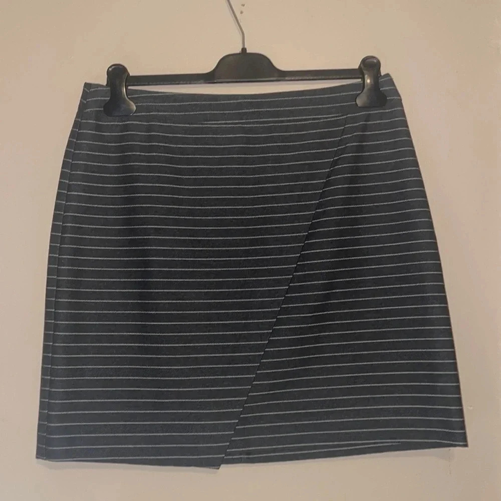 Loft women’s 10 medium skirt stripe business casual aline grey white Ann Taylor